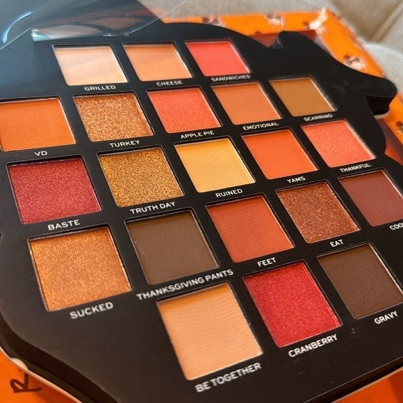 Friends by Revolution Eye Shadow Palette NEW - Picture 2 of 5